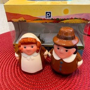 Publix Pilgrim Pair Lilgrim 2004 Porcelain Salt and Pepper Shakers Premiere Ed.